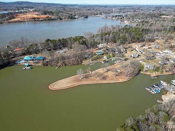 4th image of 4556 Lake Dr
