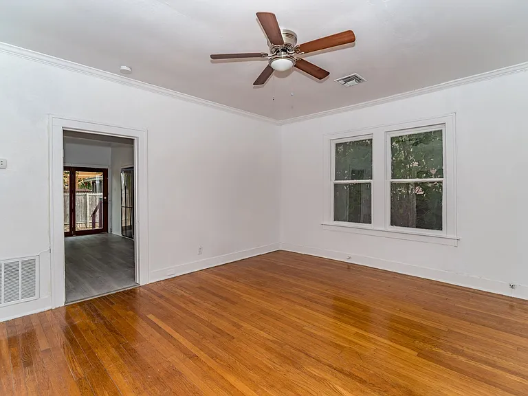469 E Magnolia Ave — Photo 8