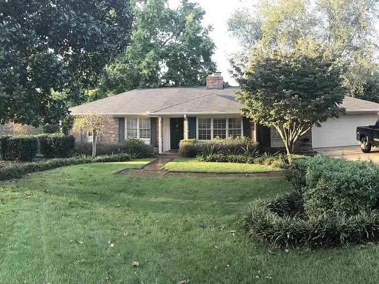 319 Mimosa Dr — Photo 2