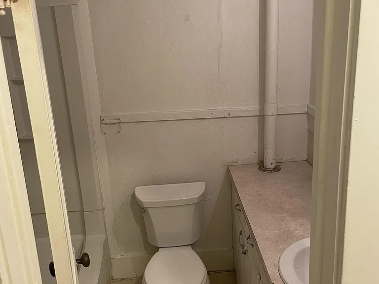 200 East Laurel Street - 10 — Photo 15