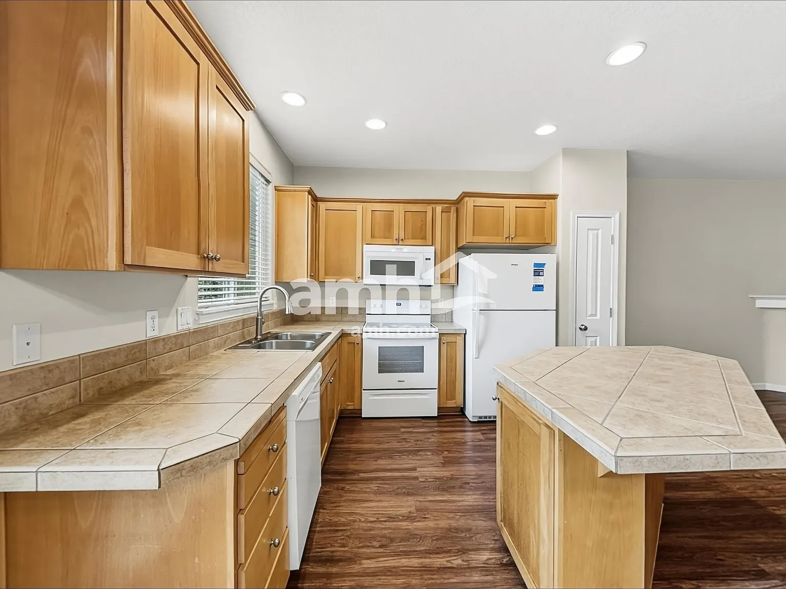 3 bed, 2.5 bath, 1521 sqft, $2,580 — Photo 3