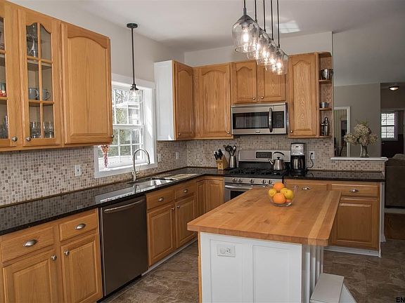 4th image of 14 Fox Hollow Cir
