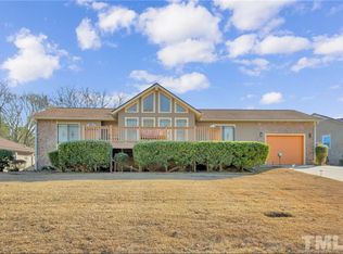 915 Dandridge Dr, Fayetteville, NC 28303