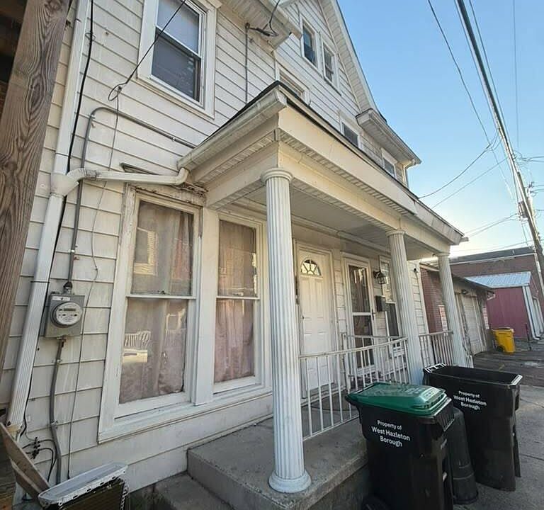 1st image of 246 W Rowe St