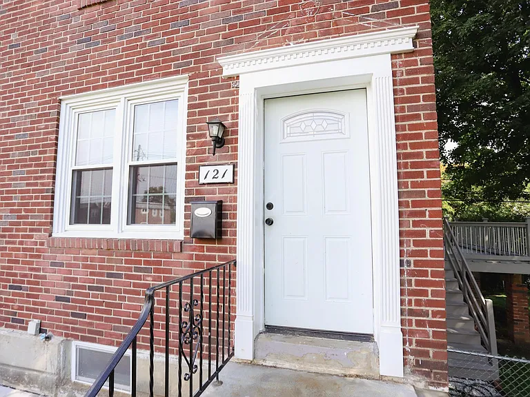 121 Alverstone Rd — Photo 2