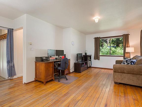 4th image of 155 Monaco Ln