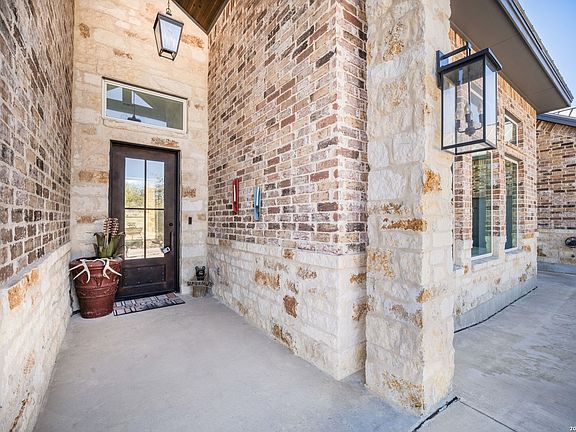 3rd image of 452 Wentworth