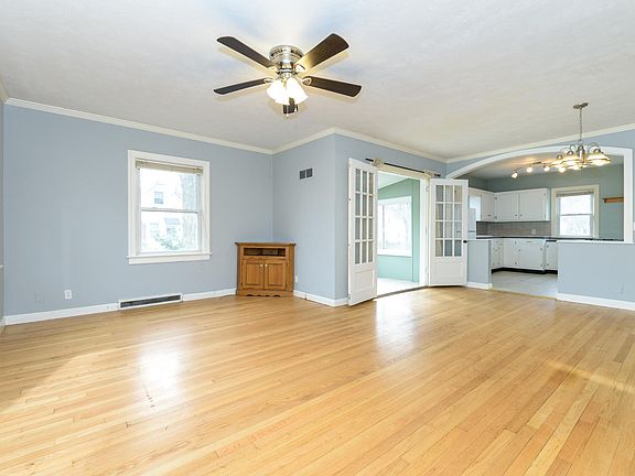 3rd image of 1622 Cambridge Dr