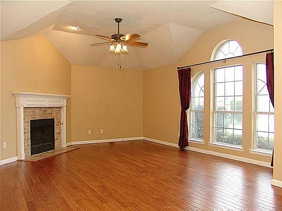 4th image of 2204 Norwich Pl