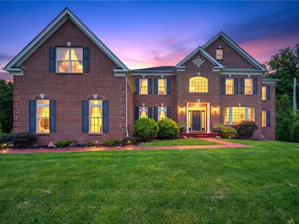 6100 Blue Belle Dr, Center Valley, PA 18034