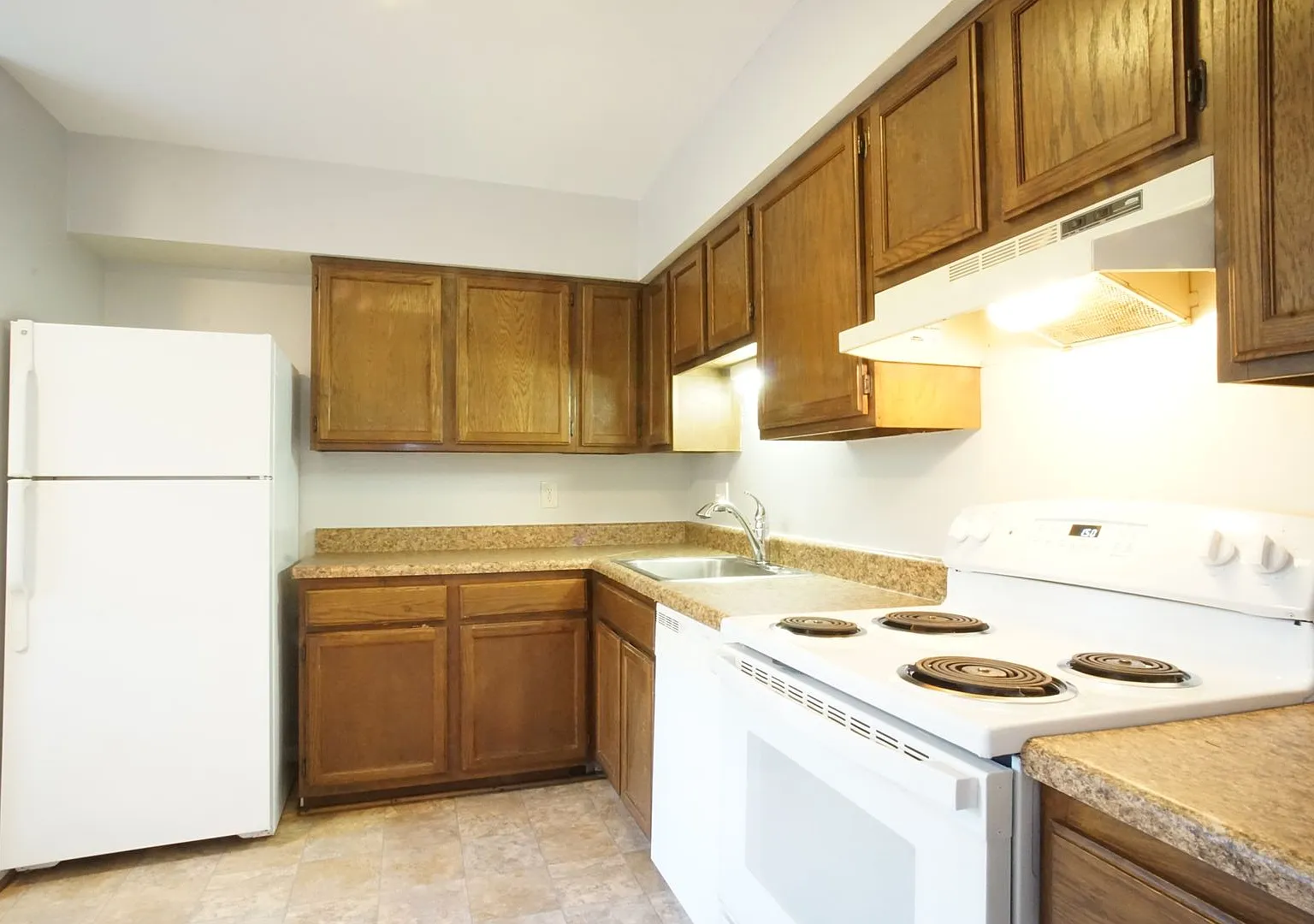 3 Bed/2 Bath Townhouse. On Bus Route to Campus. Parking. — Photo 4