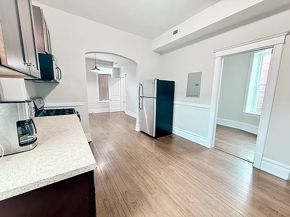 5th image of 2104 S Washtenaw Ave APT 3R