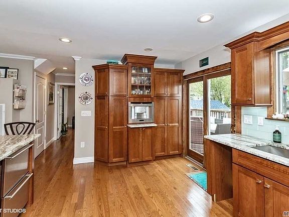 4th image of 90 N Queens Ave