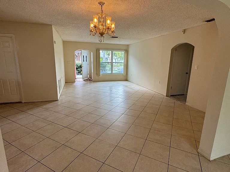 9945 Woodridge Ct — Photo 7
