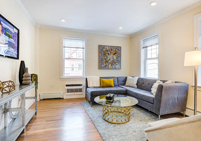 Auburn Harris Courtyard - Living Room
