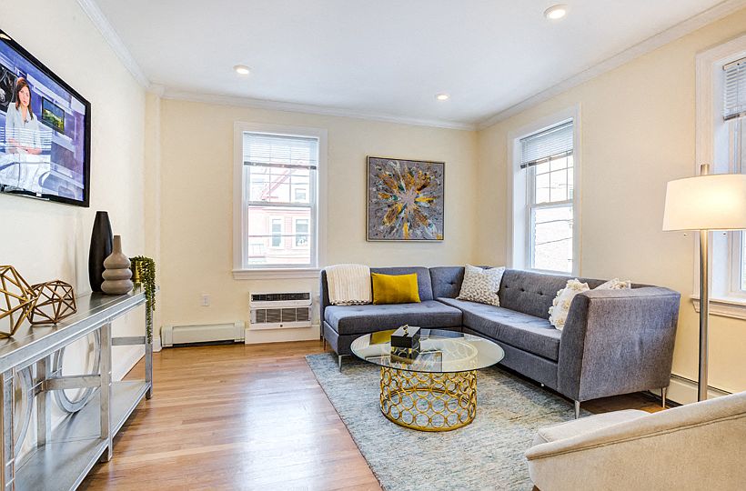 Auburn Harris Courtyard - Living Room
