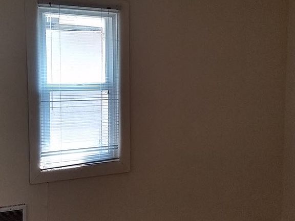 5th image of 909 N Naches Ave