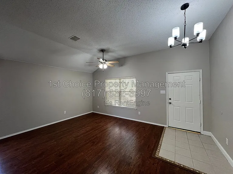 304 E Clover Park Dr — Photo 6