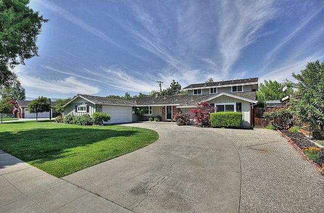 1st image of 2855 Castle Dr