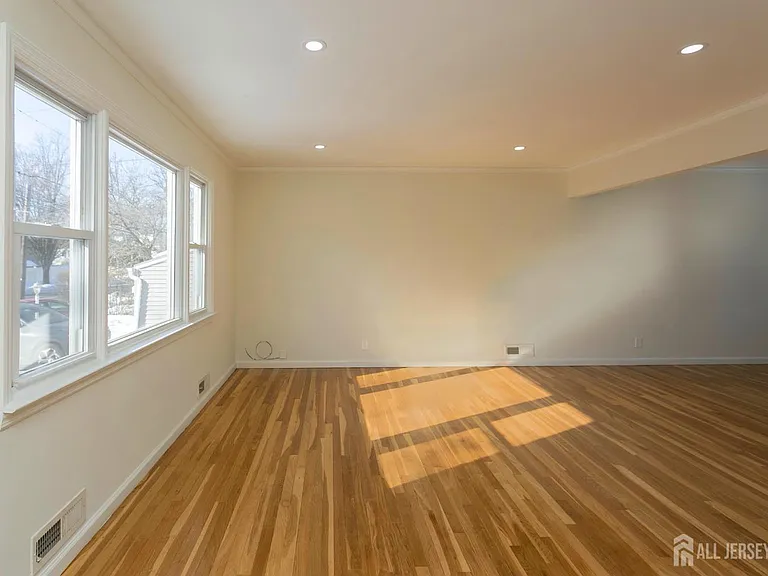40 Essex Ave — Photo 8
