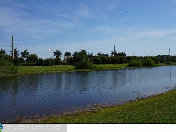 2nd image of 1390 Victoria Isle Dr