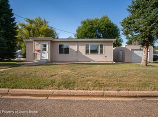 308 E 8th St, New England, ND 58647