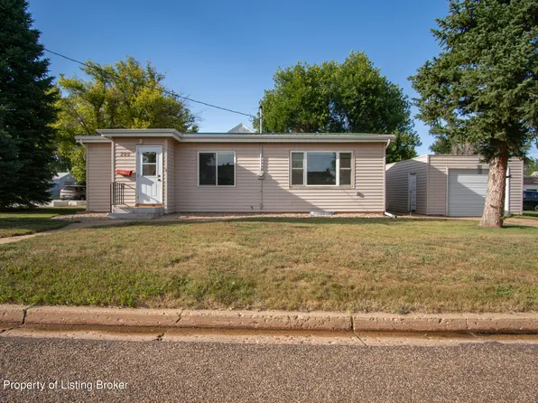 308 E 8th St, New England, ND 58647