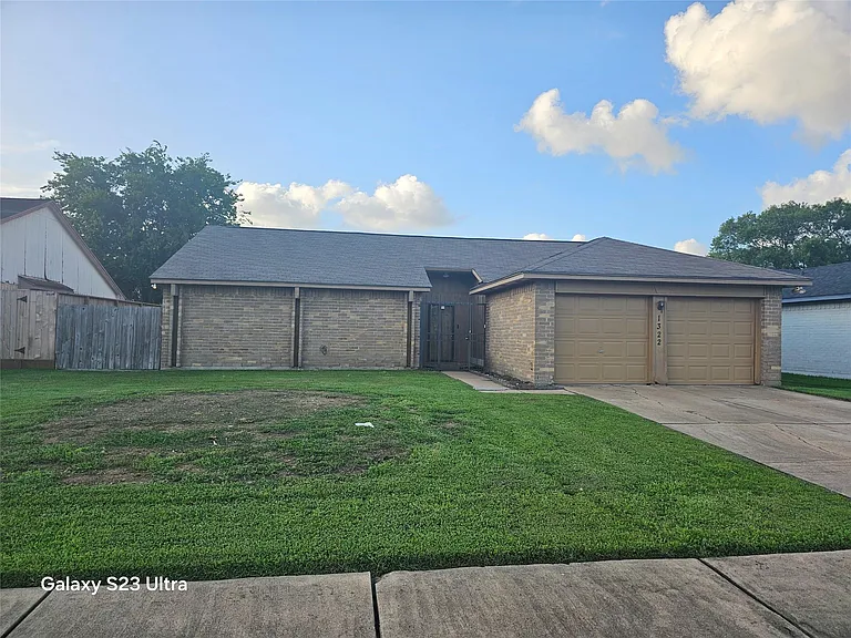 1322 Fieldstone Dr — Photo 1