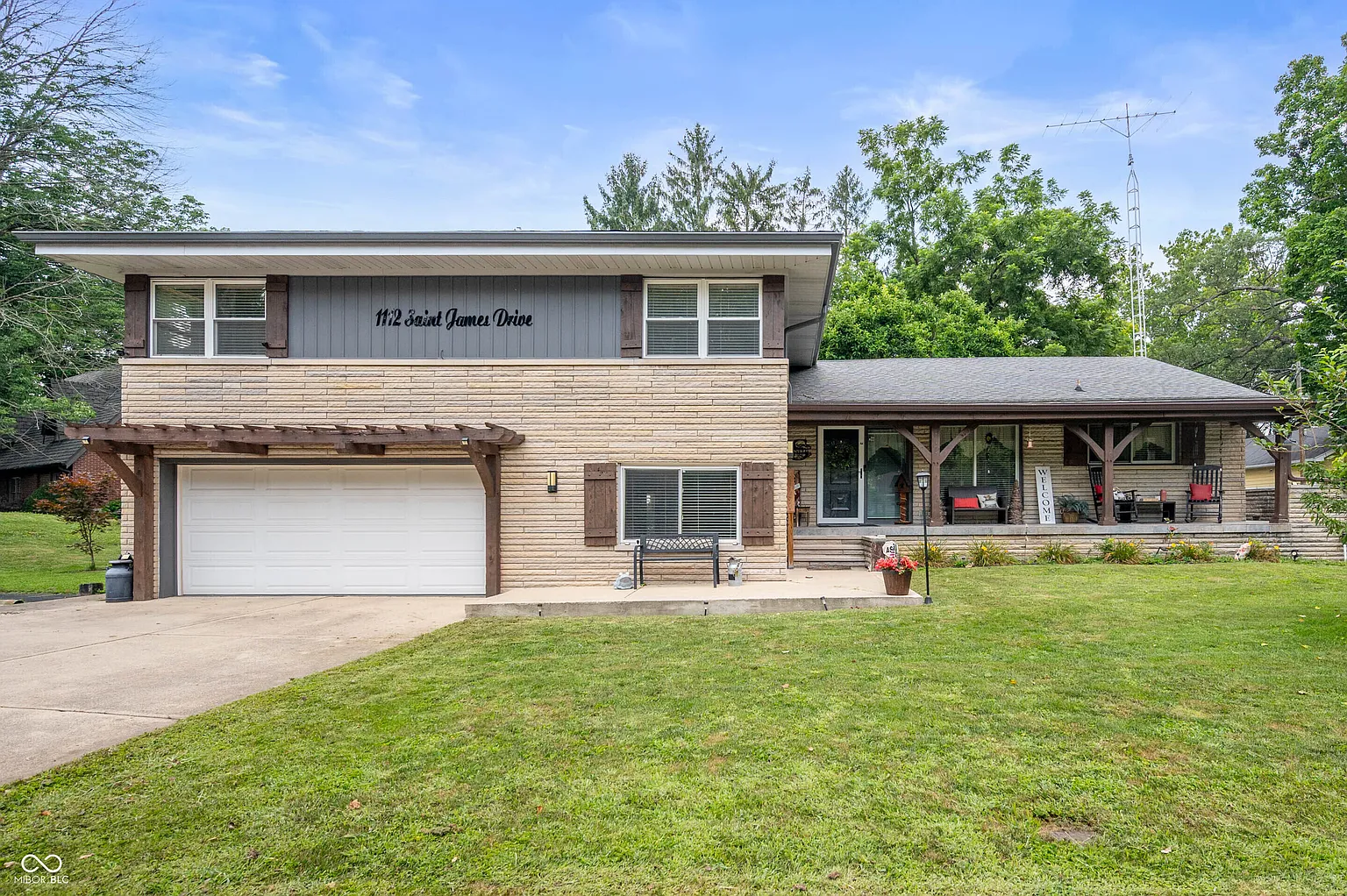 1112 Saint James Dr photo 1