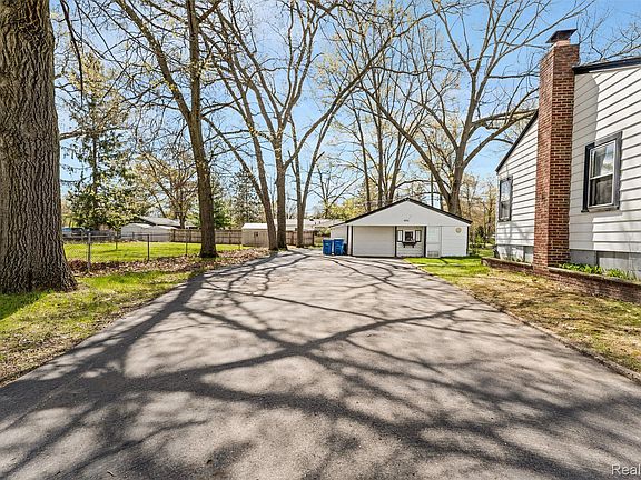 4th image of 5711 Crescent Rd