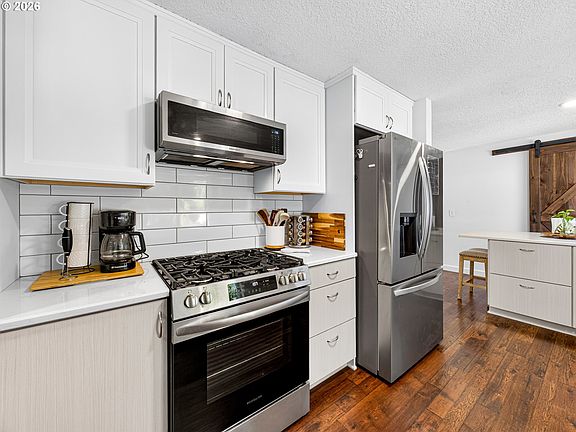 5th image of 33898 NE Prairie St