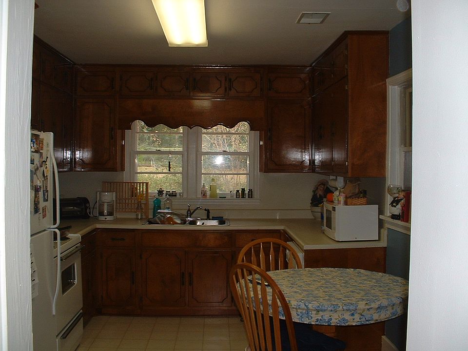 eat-in kitchen