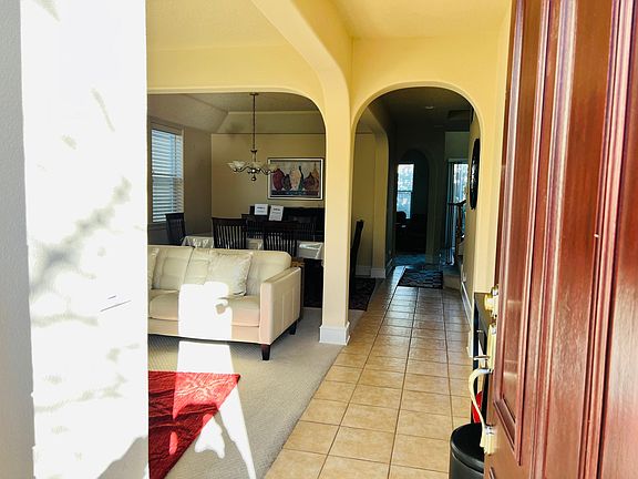 Entrance
( Furnishings not included in rental)