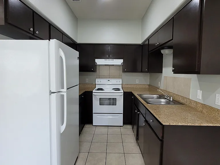 503 E 3rd St #4 — Photo 2