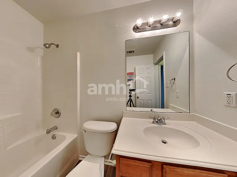 1041 Hidden Lake Dr — Photo 17