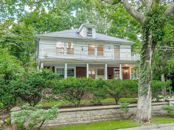 5 Titus Rd Fl 2, Glen Cove, NY 11542