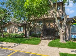 692 Circle Dr, Roselle, IL 60172