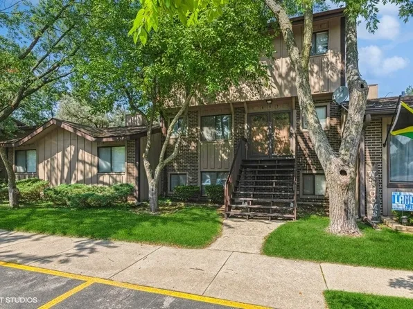 692 Circle Dr, Roselle, IL 60172