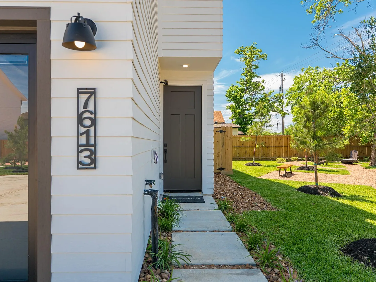 3 bed, 2.5 bath, 1892 sqft, $2,400 — Photo 3