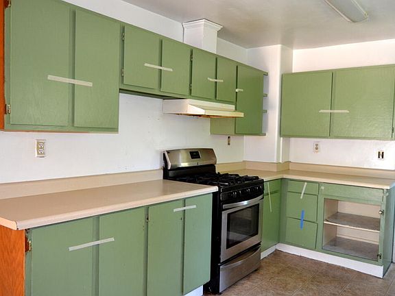5th image of 322 SE L St