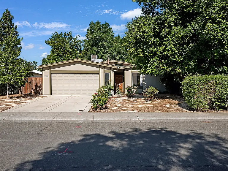 709 Arnold St — Photo 1
