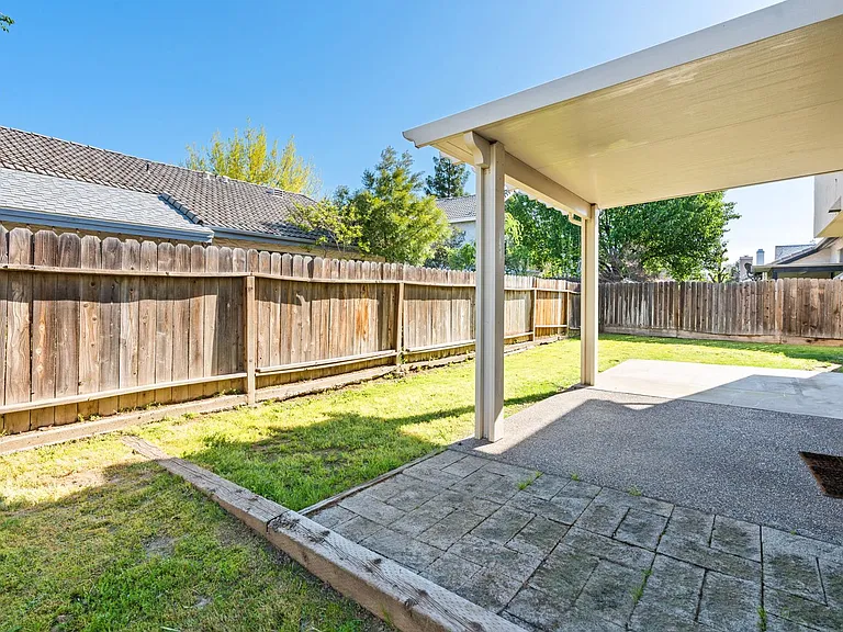 2084 E Chennault Ave — Photo 8