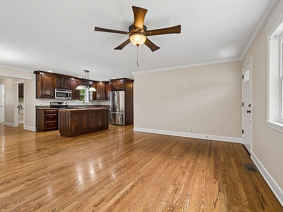 5th image of 516 Crestwood Dr