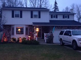 24 Mapleleaf Dr, Williamsville, NY 14221