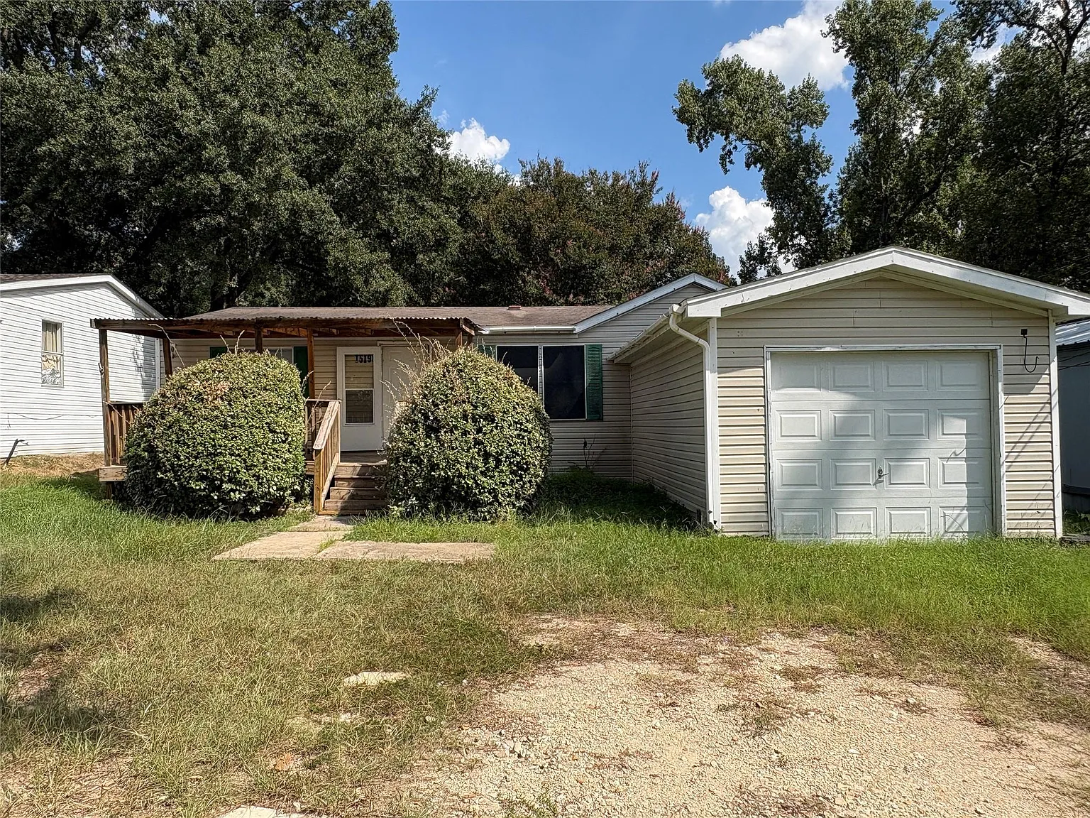 3 bed, 2.0 bath, 1400 sqft, $1,400 — Photo 1