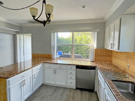 4th image of 1701 N Treasure Dr APT 1