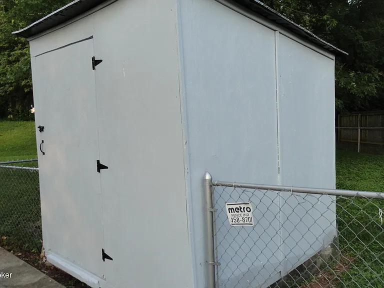 1913 Claremoor Dr — Photo 10