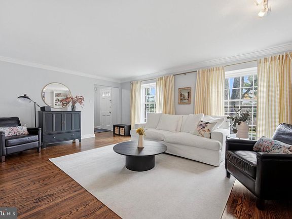 4th image of 601 Cedar Ln