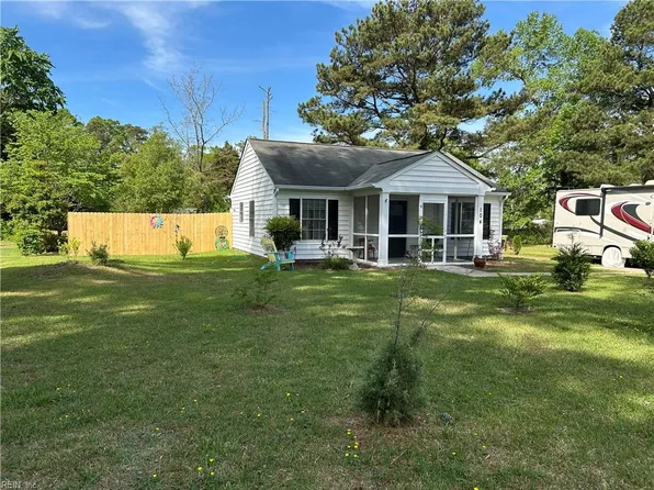 104 1st St, Yorktown, VA 23692