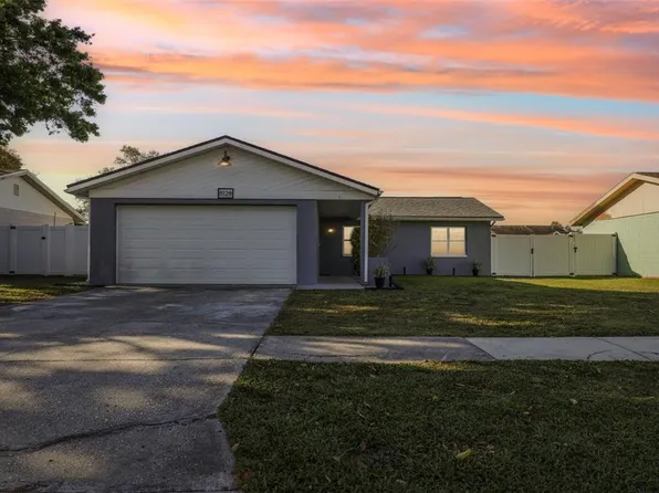 8128 Candlewoode Dr, Largo, FL 33773